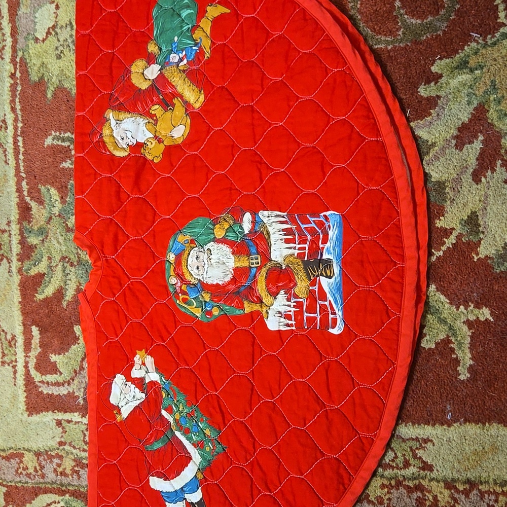 Vintage mini Santa quilted tree skirt